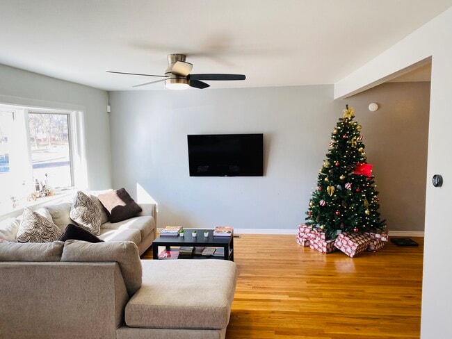 Photo - 303 Quebec St