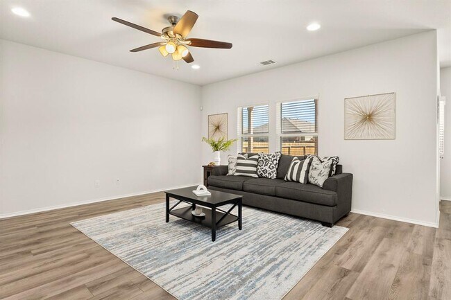 Photo - 2946 Wolfcreek