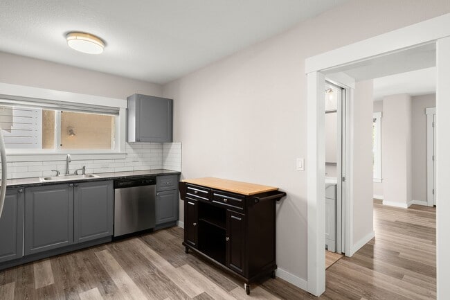 Photo - Charming 3 Bedroom/1 Bath Jennings Lodge home