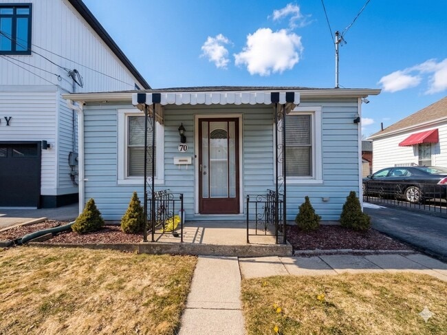 Building Photo - 70 Poulette St