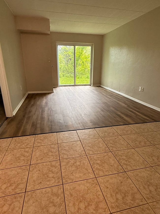 Photo - PINE VIEW APARTMENTS -- 059