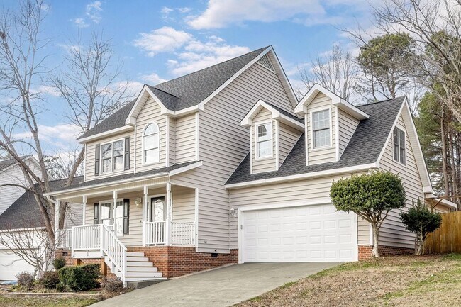 Photo - 3 Bedroom Home with Large Fenced in Yard, 2 Car Garage & Bonus Room!