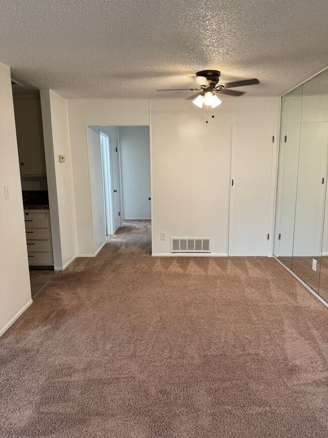 Photo - UPSTAIRS 2 BED UNIT IN ROSEVILLE!!