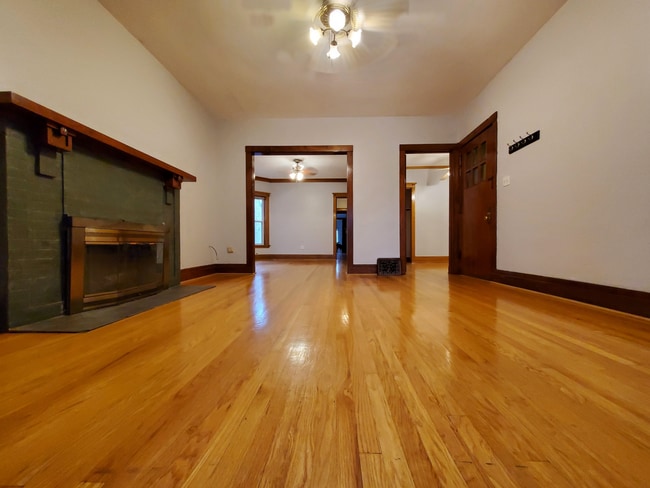 Building Photo - 4734 N Albany Ave Unit FL2