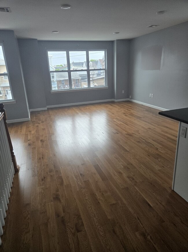 Living room / dining room - 266 2nd Ave Unit 2
