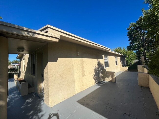 Photo - 4/2 Home for rent, all tile floors, central ac.