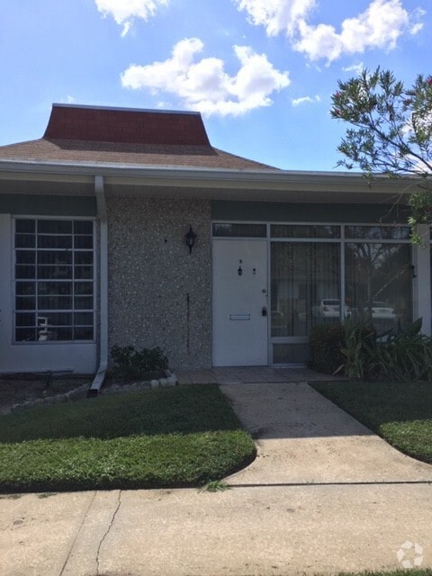 Building Photo - 55+, quaint 2/1 in a great community locat... Rental