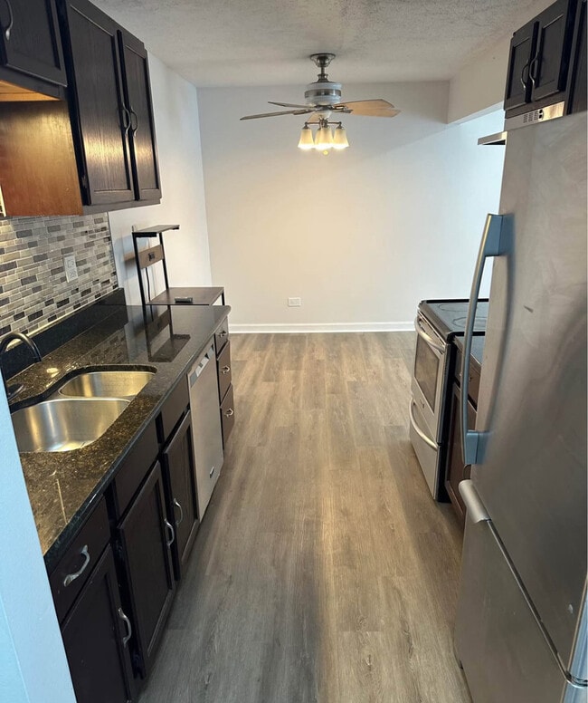 Photo - 880 E Old Willow Rd