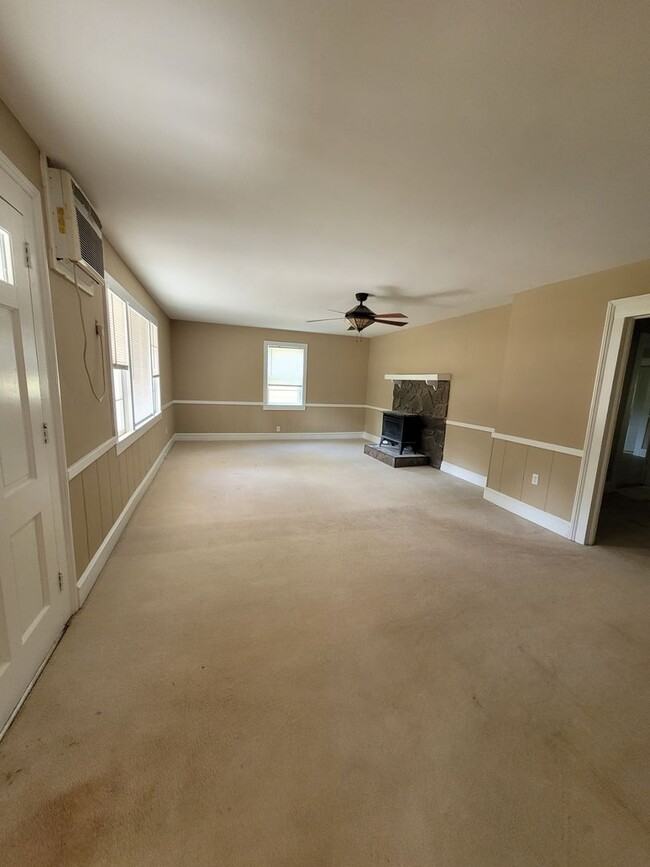 Photo - Madison Co. –3Bedroom, 1 Bathroom- Comer, GA – QUIET NEIGHBORHOOD – HOME SITS ON BEAUTIFUL CORNER...