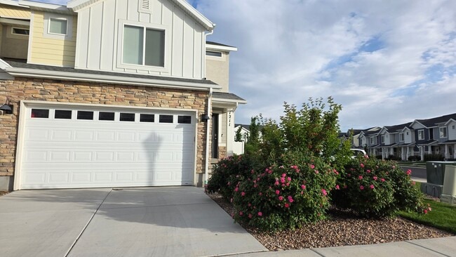 Building Photo - 1211 Divide Dr
