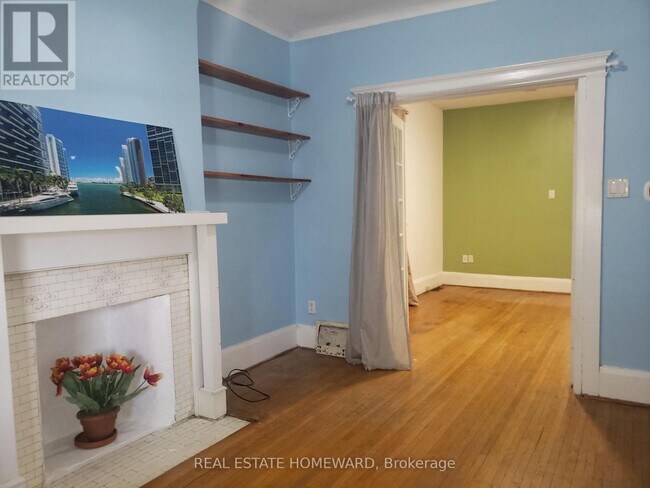 Photo - 687 Dupont St