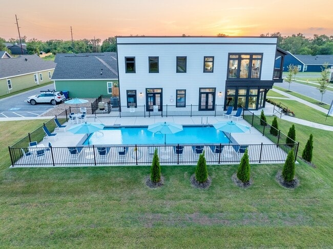 700 NE Hts Ln