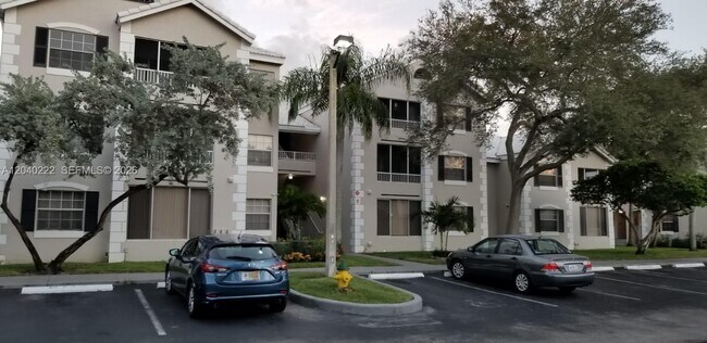 Building Photo - 2811 N Oakland Forest Dr Unit 105