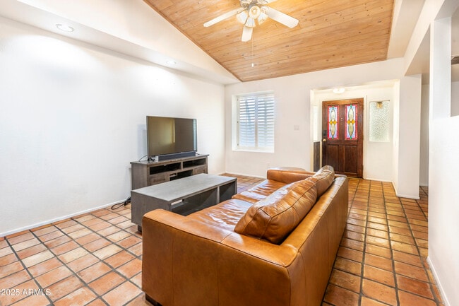 Photo - 922 W Mission Ln