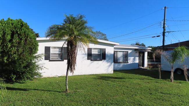 3/1 House & attached Efficiency with kitch... - 3/1 House & attached Efficiency with kitch... Unit B