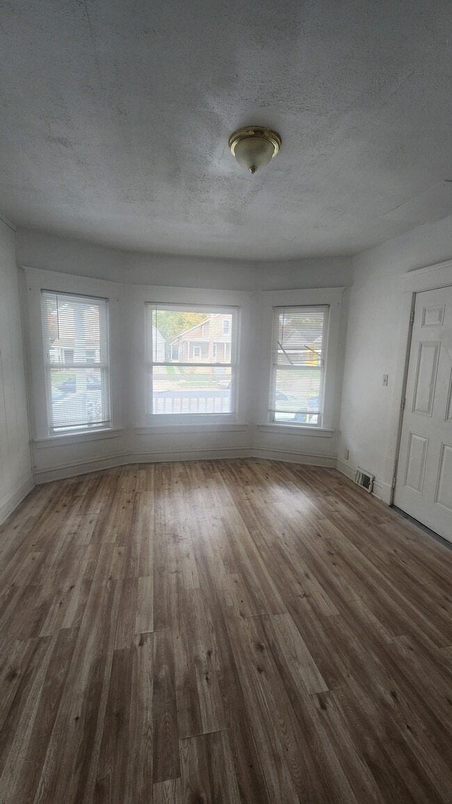 123 Maple Ave Unit Lower