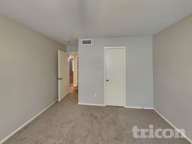 Photo - 1555 Willowbrook St