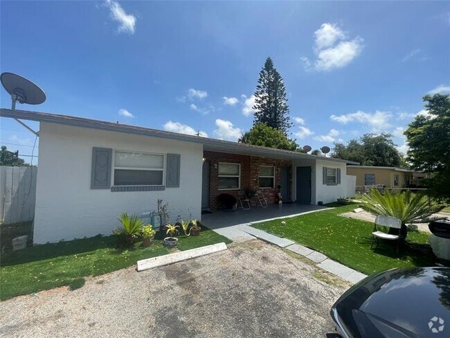 Building Photo - 610 NE 37th St Unit E#2 Rental
