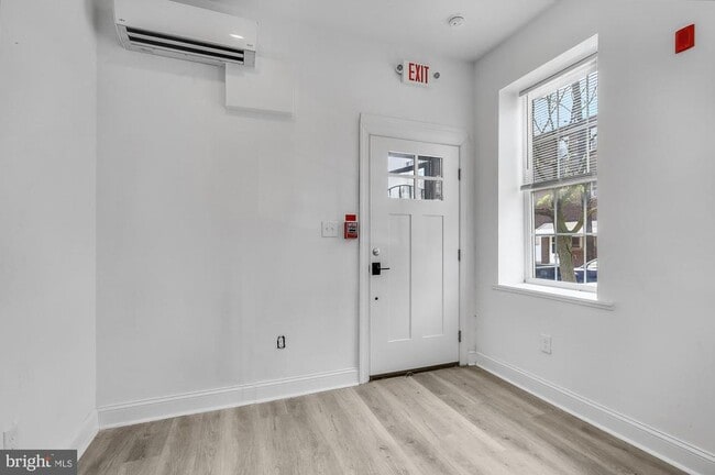 Building Photo - 2046 E Huntingdon St Unit 1R