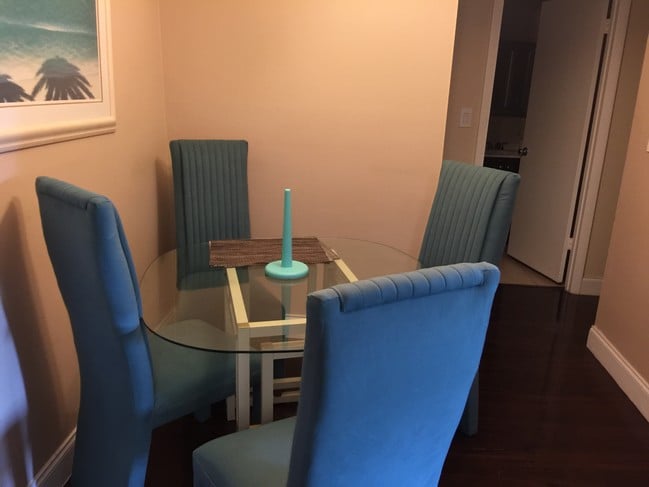 furnished dining room - 450 NW 20th St Unit 305