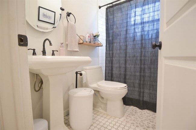 Photo - 219 W 30th St