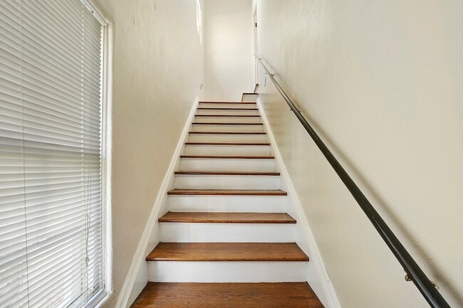 Photo - 6025 Lewis St