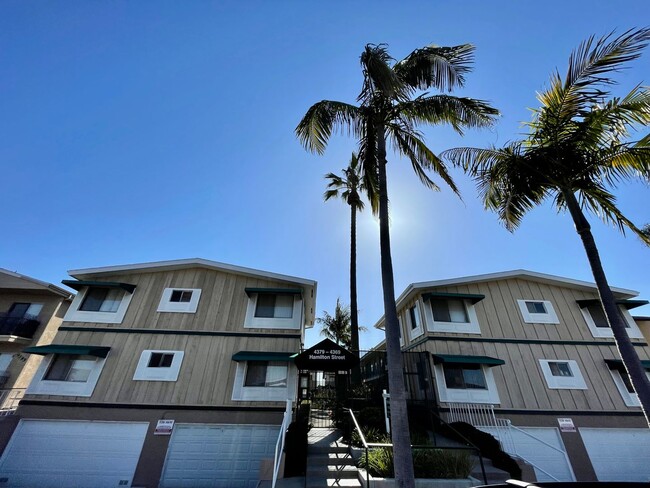 Building Photo - Remodeled 2 Bedroom 1 Bath Unit B01