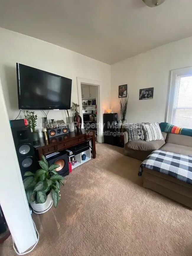 Photo - 839 Davis St