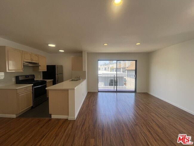 Building Photo - 1531 N Detroit St Unit 207 Rental