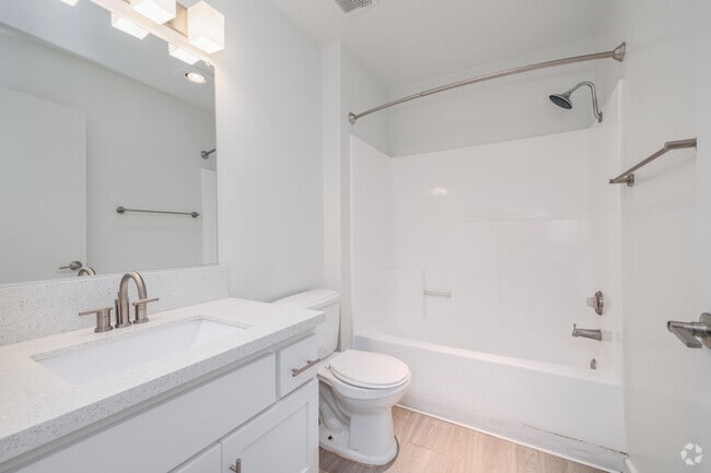 2BR, 2BA - 900SF - Bathroom