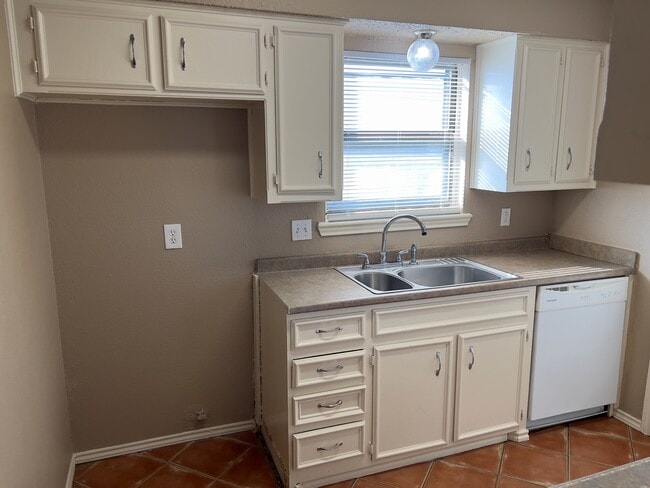 Photo - 302 E 17th St