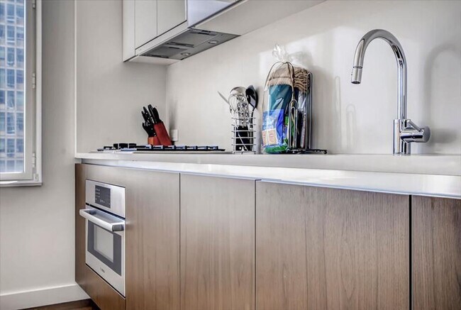 Photo - 605 W 42nd St Unit ID1036734P