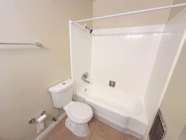 Photo - Centrally located studio in Hollywood Blvd. within distance from the Walk Of Fame Unit 107