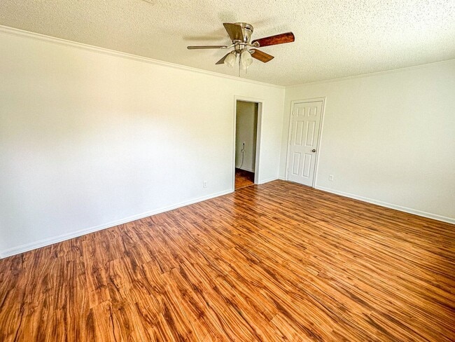 Photo - 3 Bedroom House with Garage and Fenced Yard!!