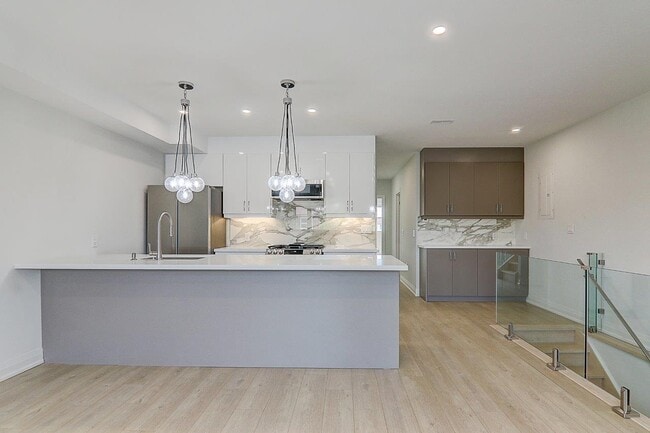 Photo - 115 Livingstone Ave Unit Upper