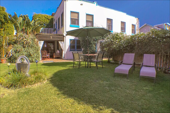 HUGE child-friendly yard w/outdoor dining set & lounge chairs