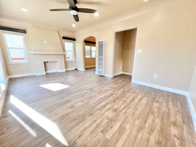 Photo - 235 Pomona Ave Unidad 235 1/2 Pomona