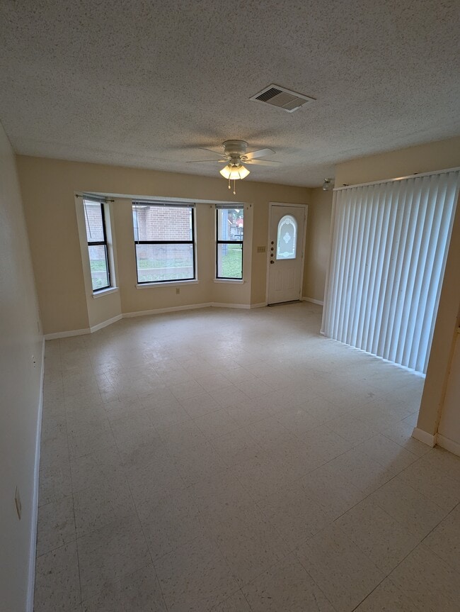 Photo - 6310 Windsor Castle