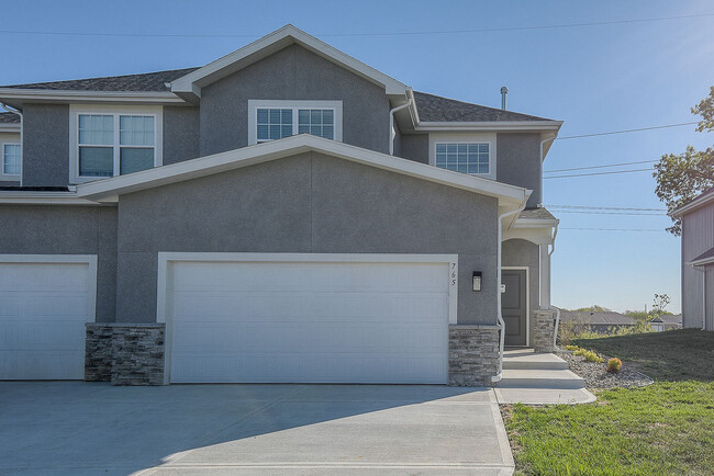 Birchwood Exterior - 845 S Sumac St Townhome