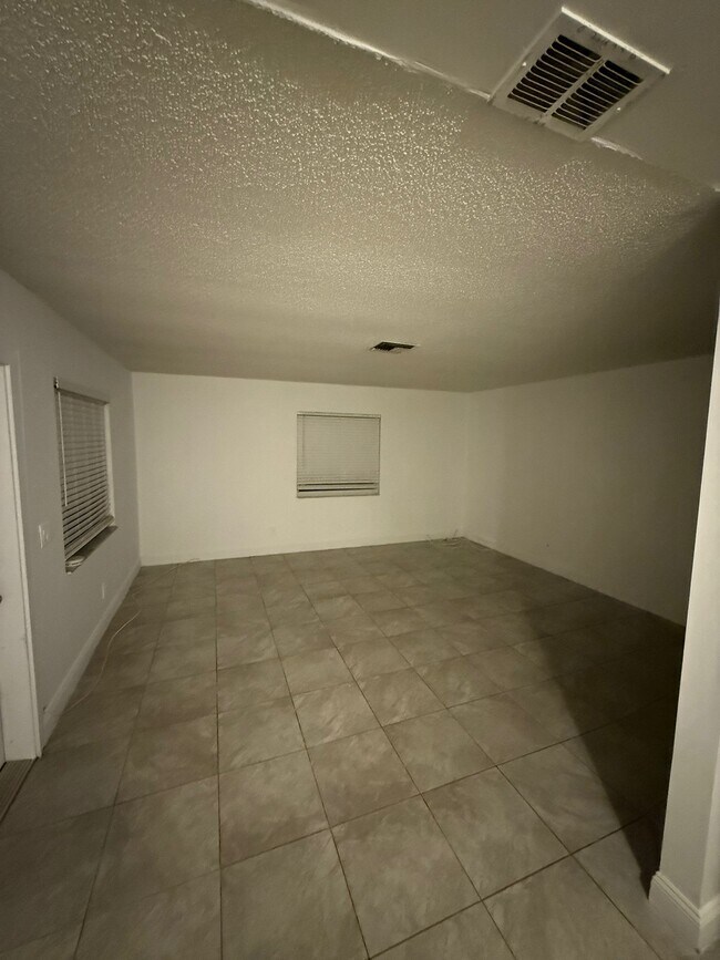 Photo - 853 SW 9th Ct Unidad #1