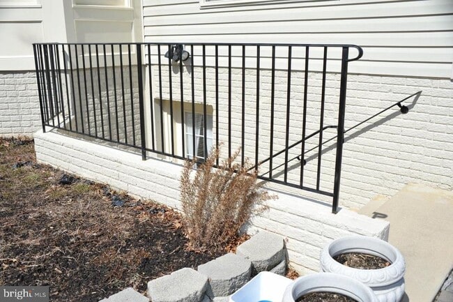 Building Photo - 7582 Venture Dr