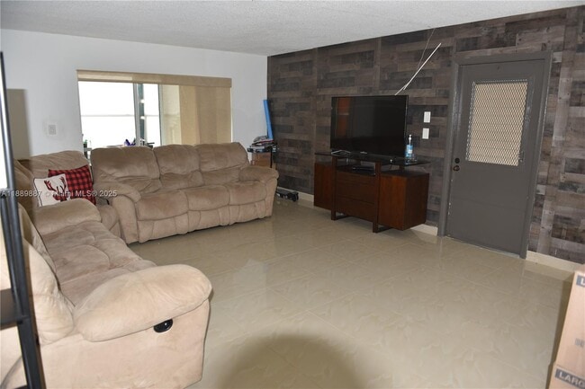 Photo - 325 W Laurel Dr Unit 2L
