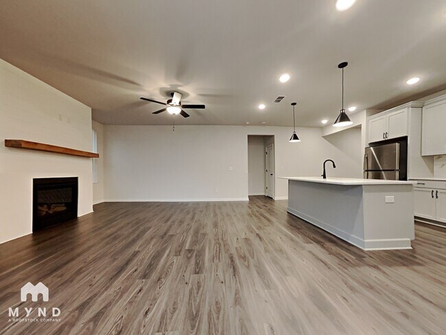 Photo - 667 Riverwood Pass