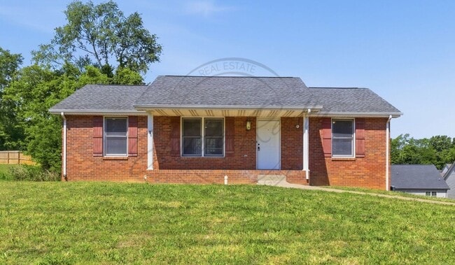 Building Photo - SPRING SPECIAL 1/2 OFF First Months Rent: Three Bedroom home in Clarksville with Basement!