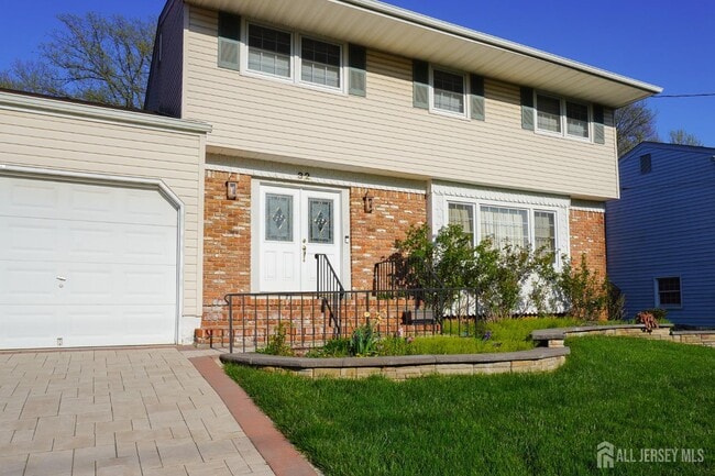 Photo - 32 Eileen Way