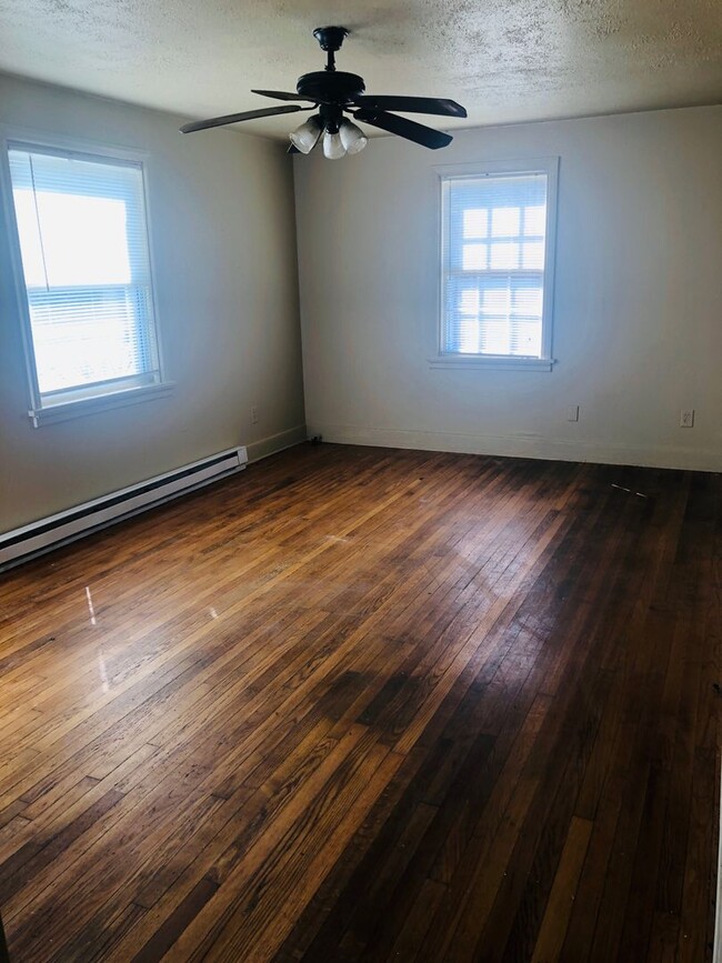 Photo - Adorable 3 bdrm/1bath House with Huge Back...