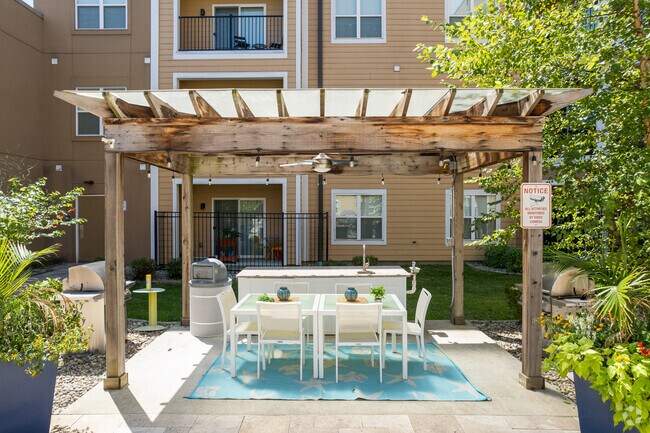 Outdoor Kitchen/ Pergula