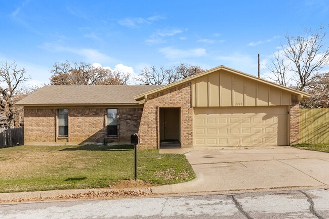 Building Photo - 2727 Lucas Dr