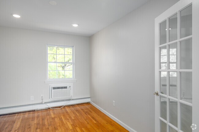 1BR, 1BA - 970SF Dining Room