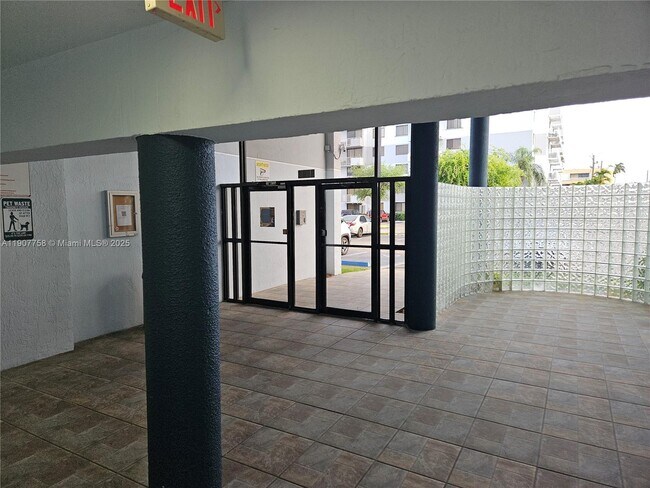 Building Photo - 8261 NW 8th St Unit 135